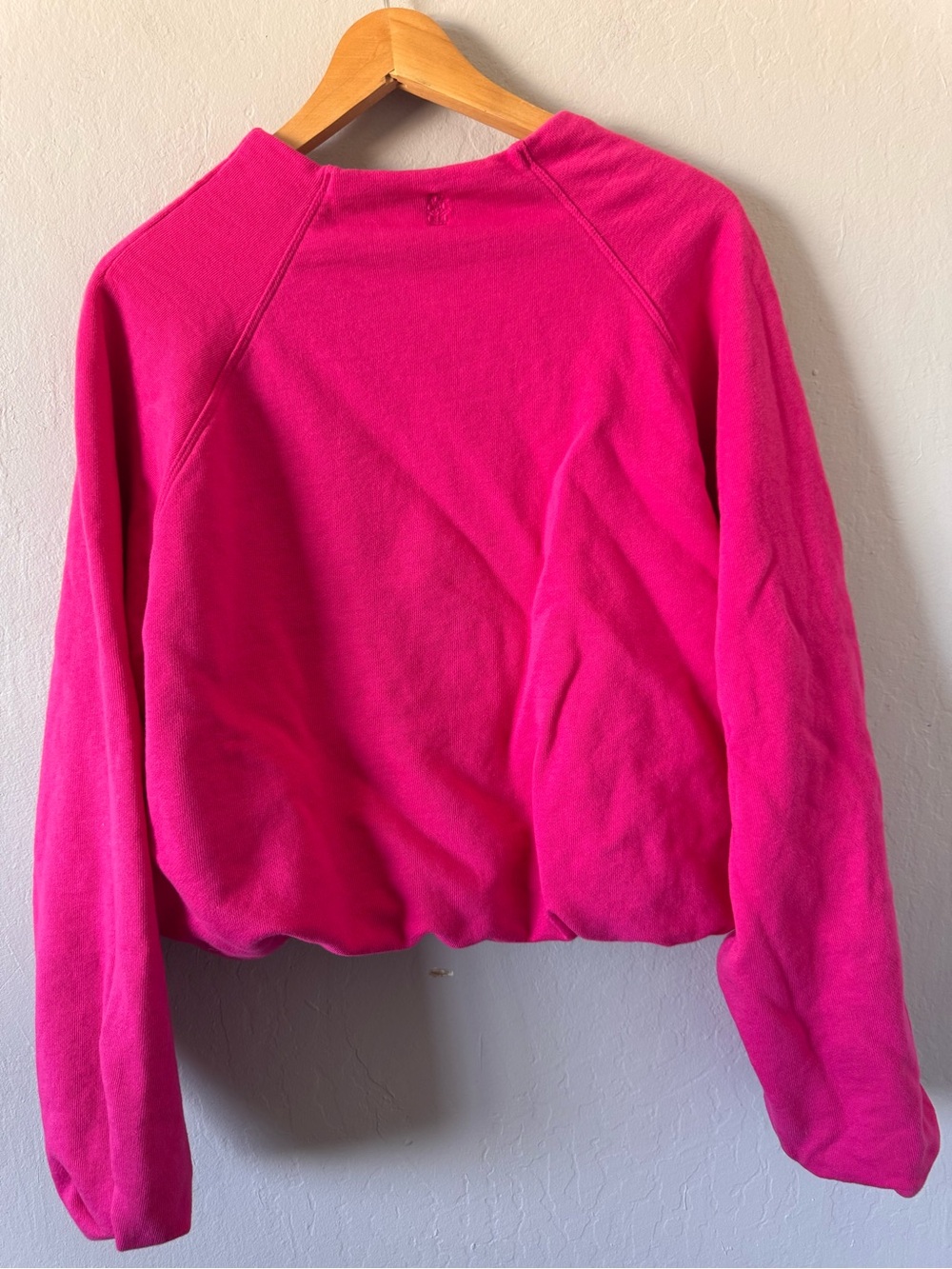 Free People Movement Bright Pink Cropped Bubble Sleeve & Hem Sweatshirt Large - Picture 2 of 6